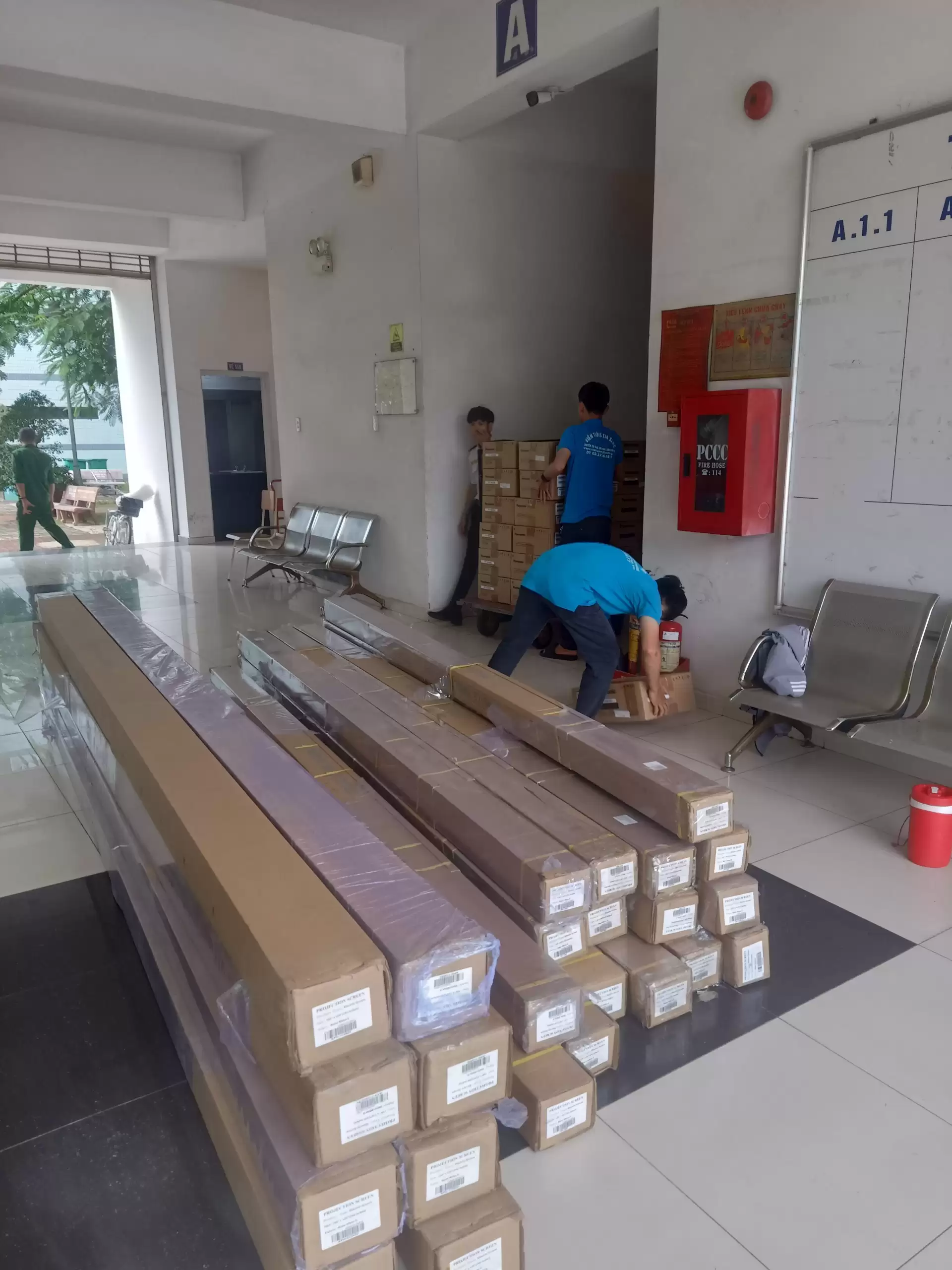 29/7/2023 Những hình ảnh Tia Sáng thi công máy chiếu tại học viện cán bộ